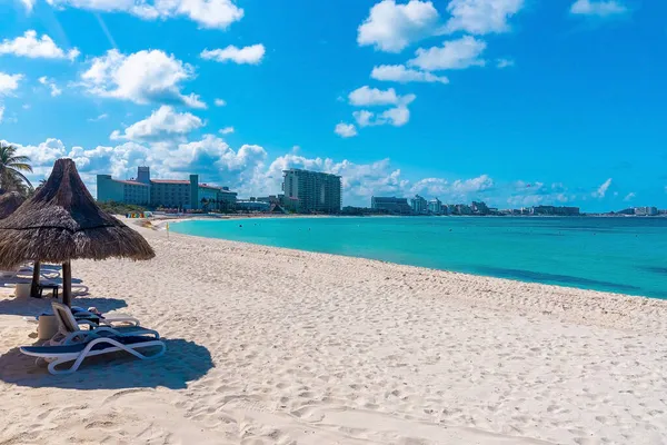 Leere Liegestühle und Reetdachüberdachung am Strand — Stockfoto