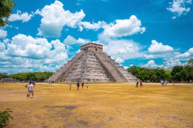 Kukulkan Tapınağı 'nın eski kalıntıları Chichen Itza' daki büyük piramit