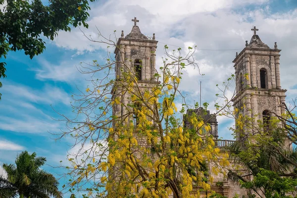 Uitzicht op de kathedraal van San Servacio in Valladolild tegen de bewolkte lucht — Stockfoto