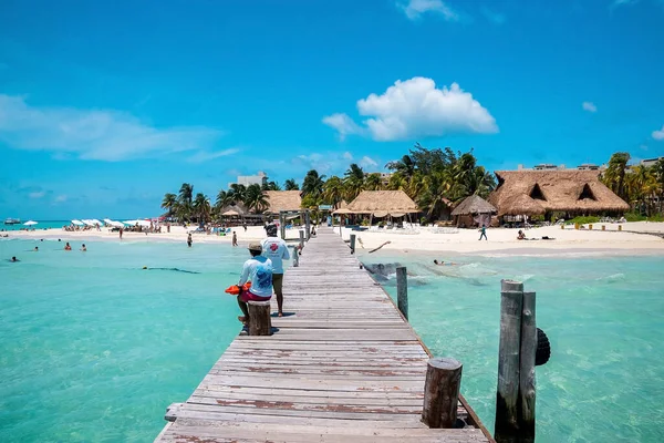 Bademeister auf der Seebrücke beobachten Touristen während der Sommerferien am Strand — Stockfoto