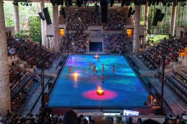 Cancun 'daki Cirque du Soleil' de canlı performans sergileyen sanatçı