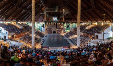 Cancun 'daki Cirque du Soleil' de gösteri için kalabalık bekliyor.