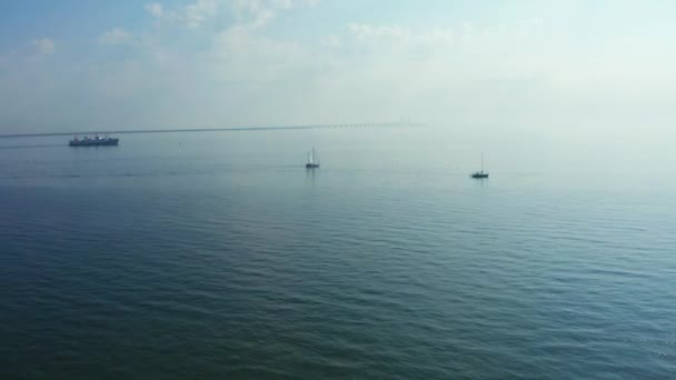 Panorama pemandangan udara jembatan Oresundsbron antara Denmark dan Swedia. — Stok Video