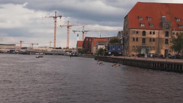 Vackra kanaler i Köpenhamn, Danmarks huvudstad. — Stockvideo