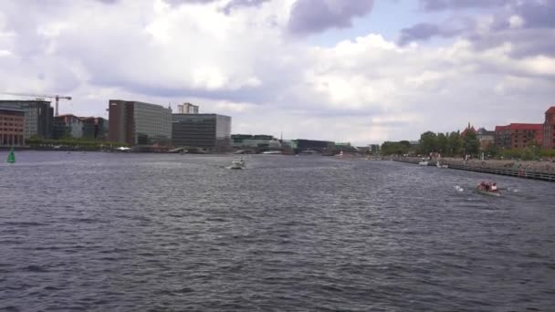 Mooie grachten van Kopenhagen, de hoofdstad van Denemarken. — Stockvideo