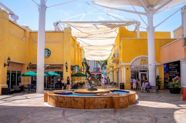 Cancun, Meksika. 30 Mayıs 2021. Müşteriler şehir alışveriş merkezinde fıskiye ve kahve dükkanlarıyla dolaşıyorlar.