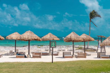 Cancun, Meksika. 30 Mayıs 2021. Yaz tatili ya da tatil için güzel deniz manzarasının önündeki kumsalın altında yatağın manzarası.