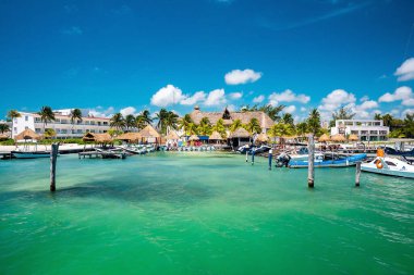 Cancun, Meksika. 30 Mayıs 2021. Lüks oteller ve demir atmış yatları ya da deniz yüzeyinde yelkenli tekneleri olan oteller.