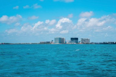 Şehir binalarıyla ya da bulutlu gökyüzüne karşı otellerle deniz suyu yüzeyinin güzel manzarası