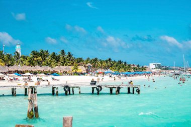 Cancun, Meksika. 30 Mayıs 2021. Arka planda yüzen veya plajda tatil yapan turistler, yatlar veya yelkenliler