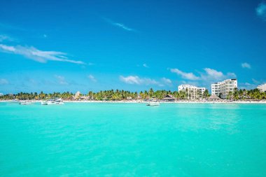 Cancun, Meksika. 30 Mayıs 2021. Yatlar ya da yelkenliler bulutlu gökyüzüne karşı güzel turkuaz deniz yüzeyinde yelken açarlar.