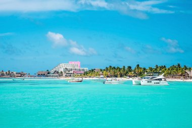 Cancun, Meksika. 30 Mayıs 2021. Yatlar ya da yelkenliler bulutlu gökyüzüne karşı güzel turkuaz deniz yüzeyinde yelken açarlar.