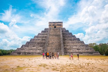 Cancun, Meksika. 30 Mayıs 2021. Chichen Itza Piramidi Kukulkan Tapınağı harabelerine hayran turistler