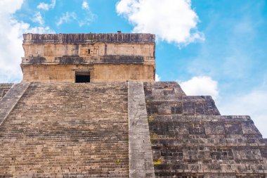 Kukulkan Tapınağı 'nın antik kalıntıları, Chichen Itza' daki piramit bulutlu gökyüzüne karşı. Maya 'nın tarihi mimari kalıntıları
