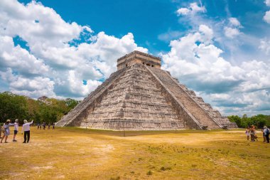 Cancun, Meksika. 30 Mayıs 2021. Chichen Itza 'daki piramit Kukulkan Tapınağı' nın kalıntılarına hayran turistler. Maya 'nın tarihi mimari kalıntıları