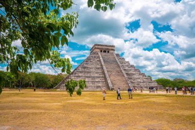 Cancun, Meksika. 30 Mayıs 2021. Chichen Itza 'daki piramit Kukulkan Tapınağı' nın kalıntılarına hayran turistler. Maya 'nın tarihi mimari kalıntıları