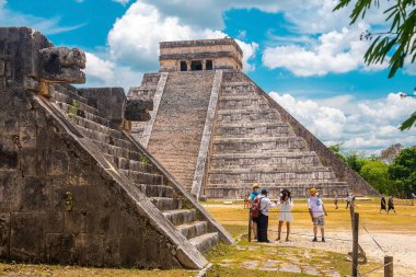 Cancun, Meksika. 30 Mayıs 2021. Chichen Itza 'daki piramit Kukulkan Tapınağı' ndaki eski harabelere hayran turistler. Maya 'nın tarihi mimari kalıntıları