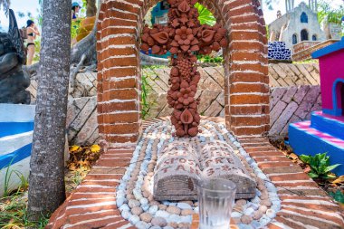 Cancun, Meksika. 30 Mayıs 2021. Xcaret eko-turizm parkındaki çiçek dizayn mezarlığında Katolik haçı