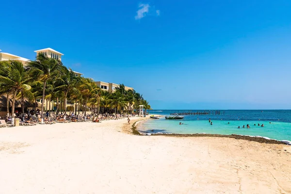 Schöne Meereslandschaft Mit Sandstrand Menschen Schwimmen Meer Und Sonnen Sich — Stockfoto