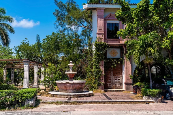 Old Dry Fountain Next Spanish Style Building Roadside Window Closed — Stock Photo, Image