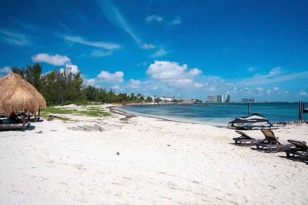 Cancun Mexiko Mai 2021 Strandsand Mit Strohdach Und Liegestühlen Zum — Stockfoto
