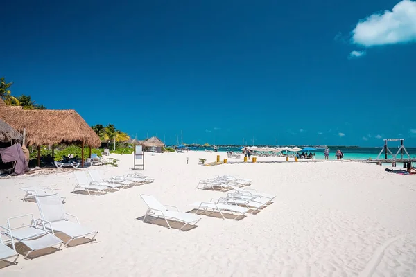Cancun Mexiko Mai 2021 Liegestühle Auf Sand Strand Mit Pier — Stockfoto