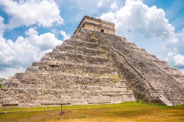 Antiguas Ruinas Históricas Del Templo Kukulkan Pirámide Chichén Itzá Contra —  Fotos de Stock