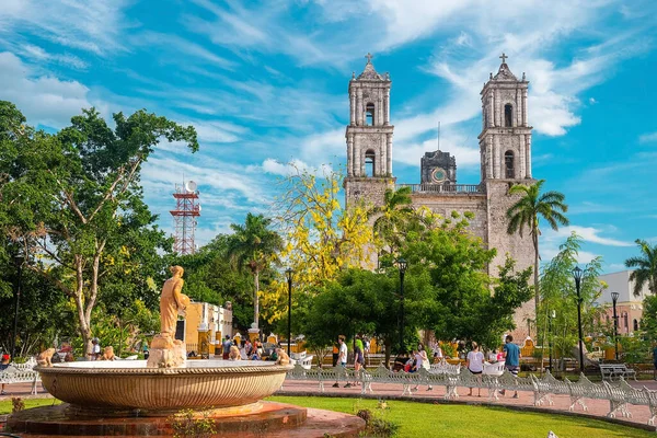 Cancun Mexiko Maj 2021 Gångväg Mitt Trädgården Och Fontän Med — Stockfoto