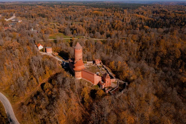 Vue aérienne de la ville de Sigulda en Lettonie pendant l'automne doré. — Photo