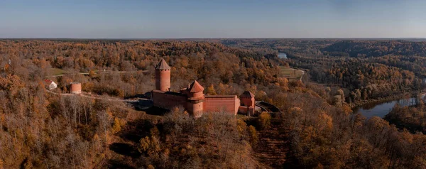 Widok z lotu ptaka na miasto Sigulda na Łotwie podczas złotej jesieni. — Zdjęcie stockowe