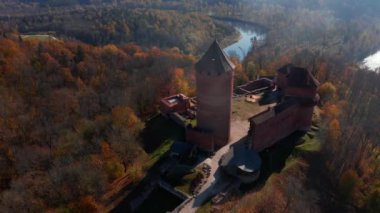 Altın sonbahar boyunca Letonya 'daki Sigulda şehrinin havadan görünüşü.