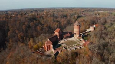 Altın sonbahar boyunca Letonya 'daki Sigulda şehrinin havadan görünüşü.