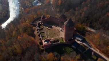 Altın sonbahar boyunca Letonya 'daki Sigulda şehrinin havadan görünüşü.