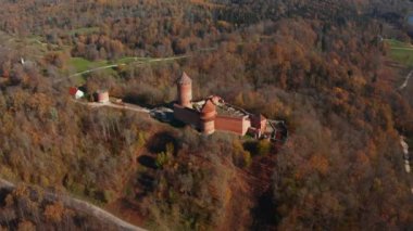 Altın sonbahar boyunca Letonya 'daki Sigulda şehrinin havadan görünüşü.