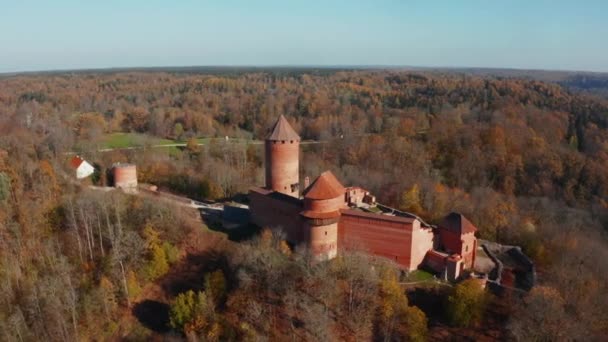 가을에 라트비아의 시굴다 시를 공중에서 내려다본 모습. — 비디오