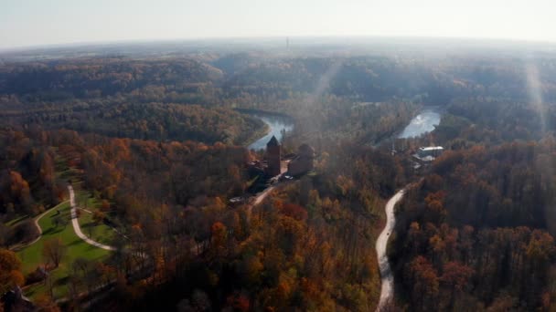 Αεροφωτογραφία της πόλης Sigulda στη Λετονία κατά τη διάρκεια του χρυσού φθινοπώρου. — Αρχείο Βίντεο