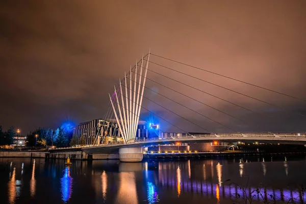 Foot bridge, що з'єднує медіамісто BBC та музей Імперської війни — стокове фото