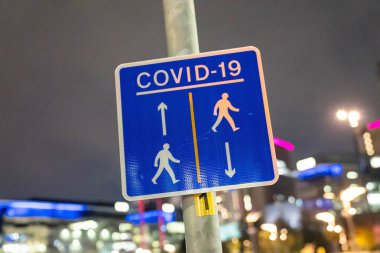 Covid - 19 trafik ve yaya levhası kısıtlamaları gösteriyor.