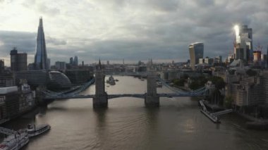 Güzel Kule Köprüsü 'nün ve Londra' nın ufuk çizgisinin havadan görüntüsü