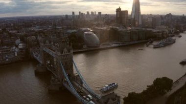 Güzel Kule Köprüsü 'nün ve Londra' nın ufuk çizgisinin havadan görüntüsü