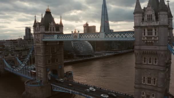 공중에서 아름다운 런던교와 런던의 스카이라인을 바라본 모습 — 비디오