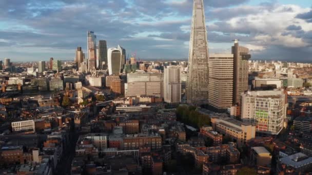 Αεροφωτογραφία του ορίζοντα της πόλης του Λονδίνου με Θραύσμα και Tower Bridge στο προσκήνιο — Αρχείο Βίντεο