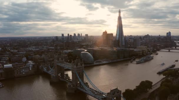 Flygfoto över den vackra Tower Bridge och silhuetten i London — Stockvideo