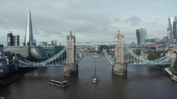 Letecký denní pohled na zvednutý Tower Bridge a projíždějící jachtu. — Stock video