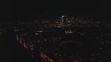 Gece vakti Londra 'nın aydınlık Tower Köprüsü ve ufuk çizgisi, İngiltere' nin havadan görüntüsü.