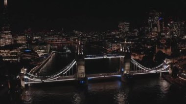 Gece vakti Londra 'nın aydınlık Tower Köprüsü ve ufuk çizgisi, İngiltere' nin havadan görüntüsü.
