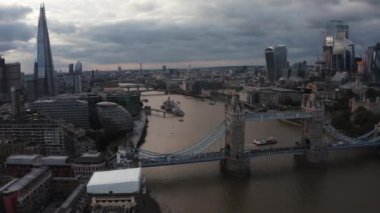 Güzel Kule Köprüsü 'nün ve Londra' nın ufuk çizgisinin havadan görüntüsü