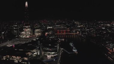 Gece vakti Londra 'nın aydınlık Tower Köprüsü ve ufuk çizgisi, İngiltere' nin havadan görüntüsü.