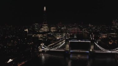 Gece vakti Londra 'nın aydınlık Tower Köprüsü ve ufuk çizgisi, İngiltere' nin havadan görüntüsü.