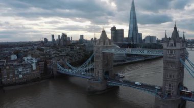 Güzel Kule Köprüsü 'nün ve Londra' nın ufuk çizgisinin havadan görüntüsü